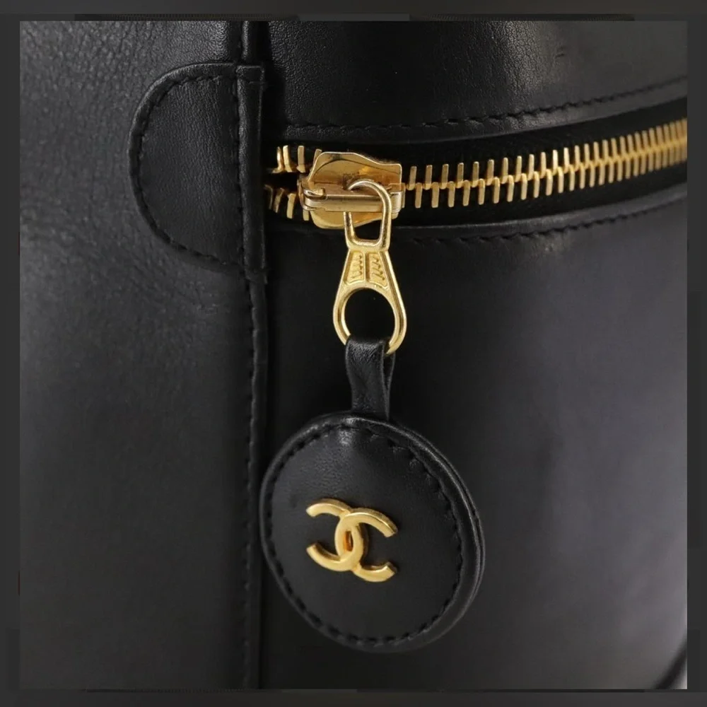 CHANEL CC Logo Grained Calfskin Cosmetics Vanity Hand Bag - Picture 3 of 16
